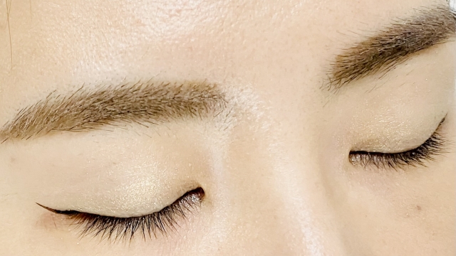 丸顔さんに似合わない眉毛の3つの特徴
