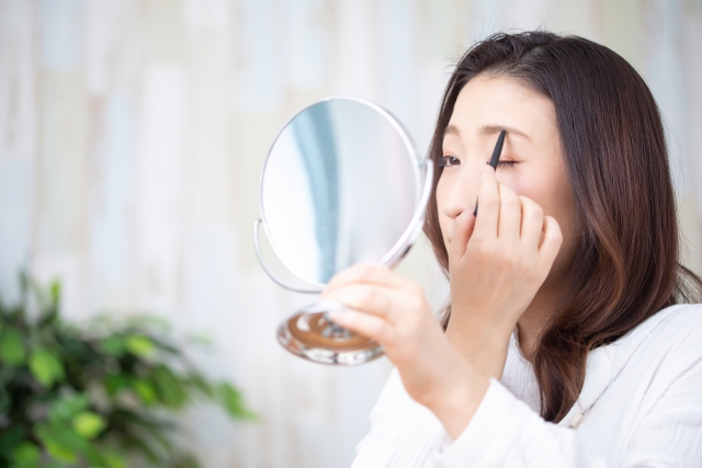 眉毛を濃くするための4つのケア方法
