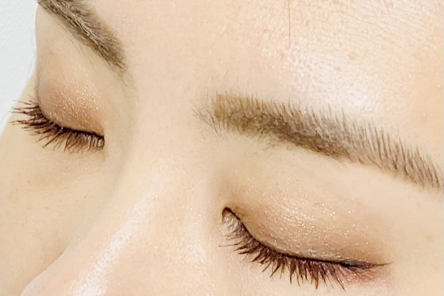 眉毛パーマとは？