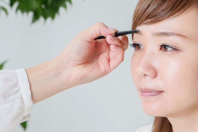 アイブロウペンシルで理想の形に描く