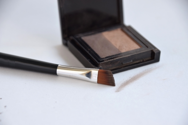 眉毛を整える際に準備すべき5つのアイテム
