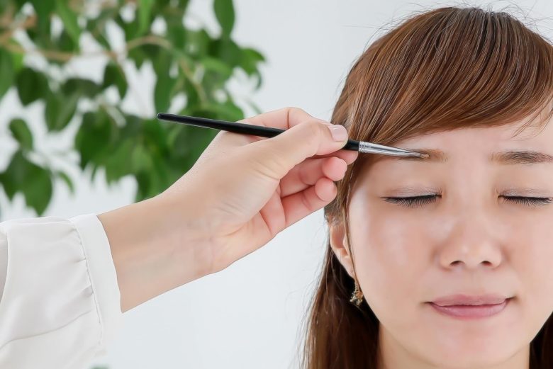 眉毛を抜かずに整える3つの方法
