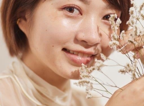 こちらを見ている女性