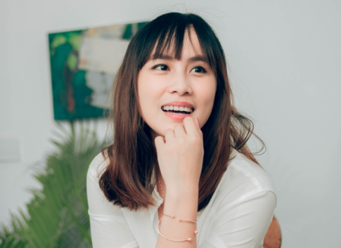こちらを見ている女性