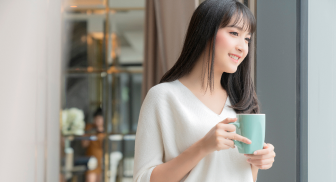 マグカップを持っている女性