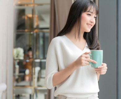 マグカップを持っている女性
