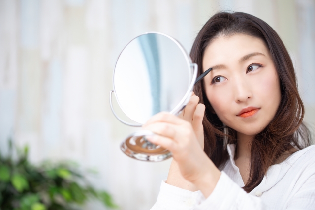 眉毛の整え方は？似合うデザインの見つけ方や眉カットの手順を6STEPで解説